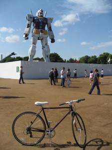 解体中のガンダム前で自転車と共にパチリ