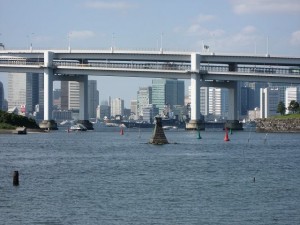 レインボーブリッジ越しに護衛艦が・・・。