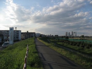 川崎の多摩川サイクリングロード写真