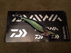 いい色のエギと佐藤可士和氏のデザインしたダイワのロゴ入りステッカー画像