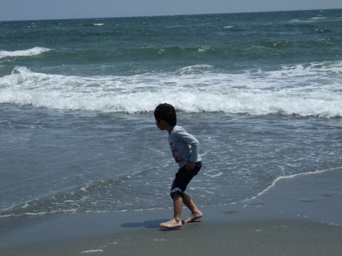 海で遊ぶ子供画像