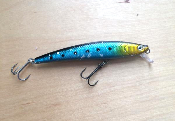 傷のついた１００円ミノー