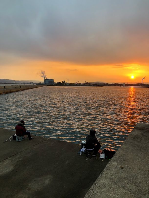 青岸に昇る朝日