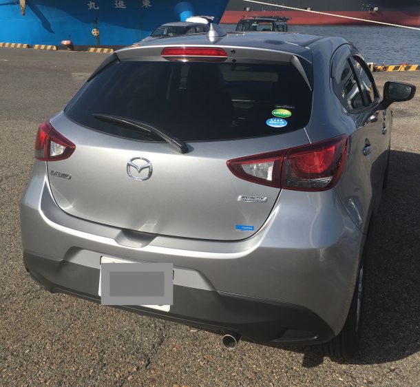 デミオ背後から