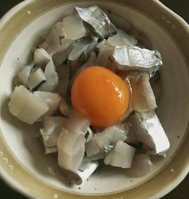 タチウオの刺身卵黄乗せ