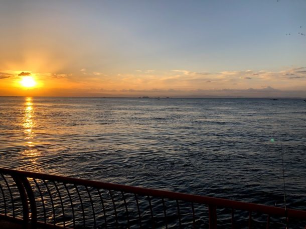朝日の昇る平磯釣り公園