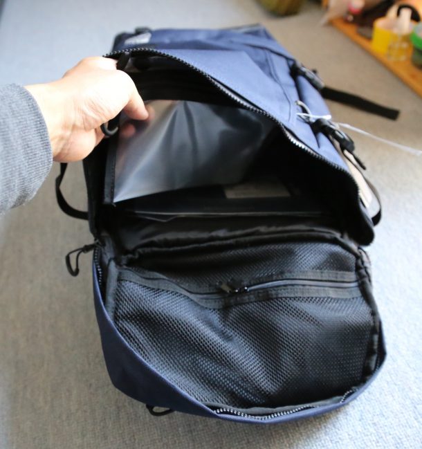 バックパック、中の画像