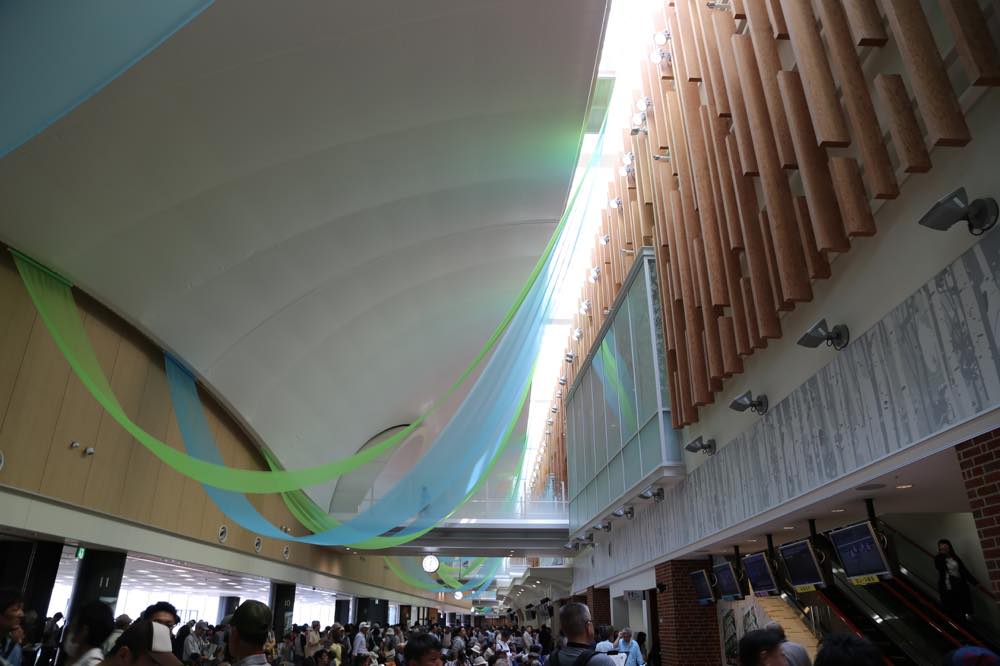 函館競馬場内装