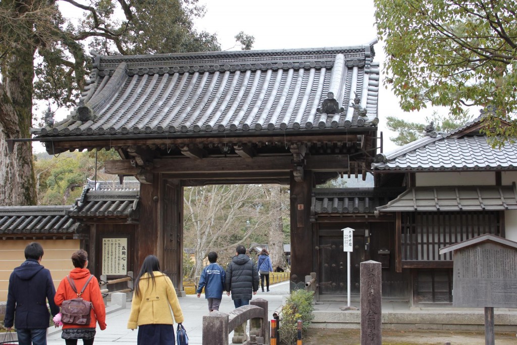 金閣寺の門