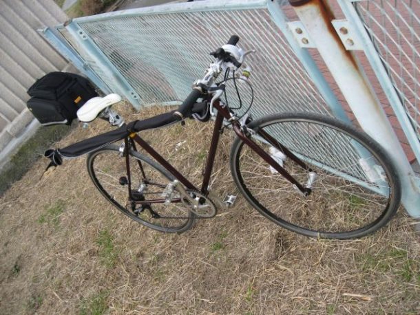 クロスバイクに釣り道具を積み込んだ写真