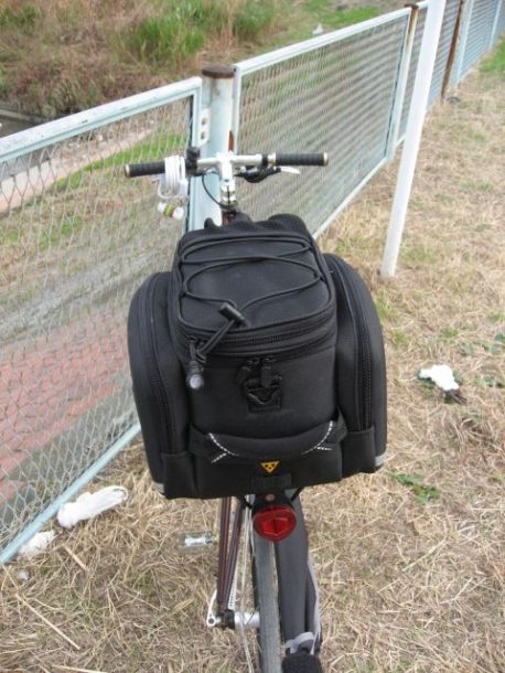 クロスバイクに荷台を取り付け後ろから見た写真